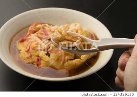 用湯匙舀起熱氣騰騰的天津飯 用湯匙舀起熱氣騰騰的天津飯 124389130
