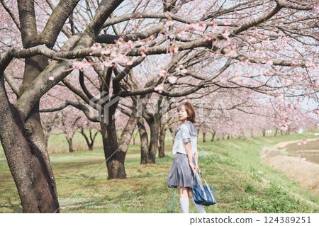 櫻花下的女高中生 櫻花下的女高中生 124389251