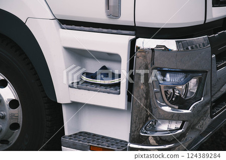 [Nanko Hirabayashi] Crocs placed on the footrest of a truck 124389284