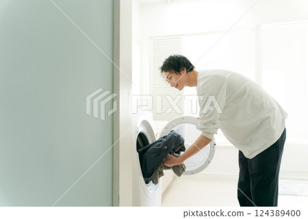 一個正在洗衣服的男人 一個正在洗衣服的男人 124389400