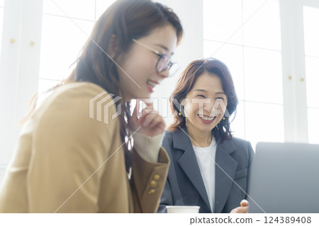 有一次會議的女商人 124389408