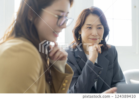 Business woman having a meeting Business woman having a meeting 124389410