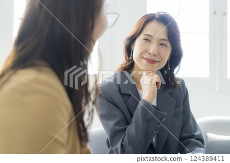 有一次會議的女商人 124389411