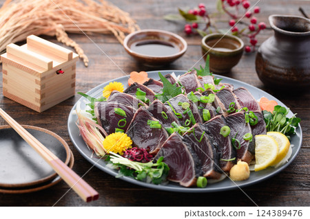 Seared bonito 124389476