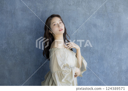 露肩的女人 露肩的女人 124389571