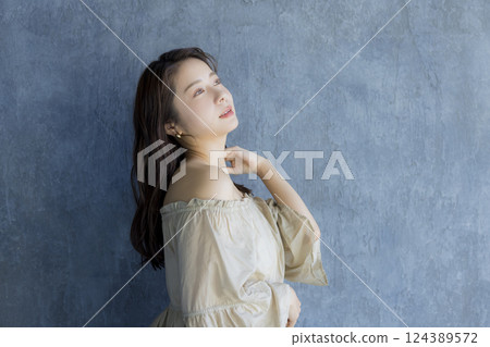 露肩的女人 124389572