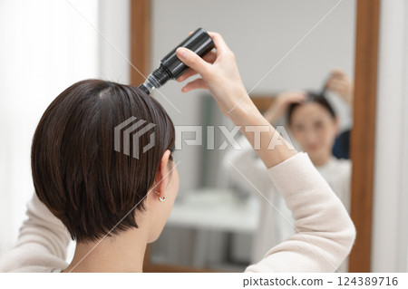 做頭髮護理的女性 124389716