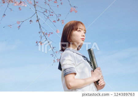 藍天櫻花下的女高中生 124389763