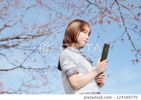 藍天櫻花下的女高中生 藍天櫻花下的女高中生 124389770