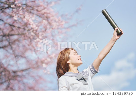 藍天櫻花下的女高中生 124389780