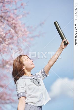 藍天櫻花下的女高中生 124389788