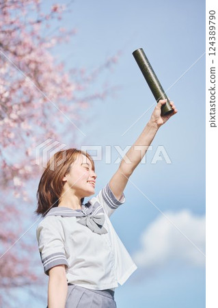 藍天櫻花下的女高中生 124389790