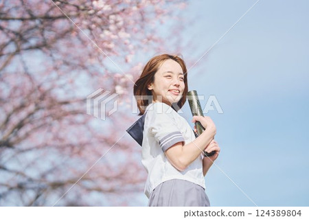 藍天櫻花下的女高中生 124389804