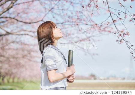 藍天與櫻花下，女高中生與畢業生 124389874