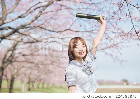 藍天與櫻花下，女高中生與畢業生 124389875