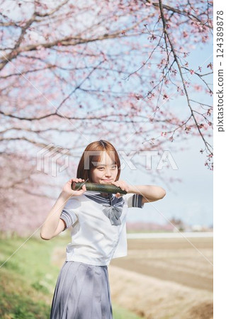 藍天與櫻花下，女高中生與畢業生 124389878