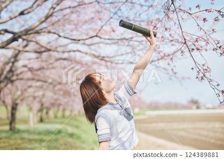 藍天與櫻花下，女高中生與畢業生 124389881