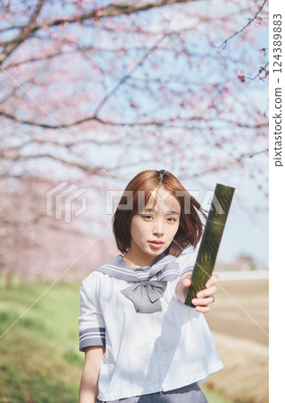 藍天與櫻花下，女高中生與畢業生 124389883