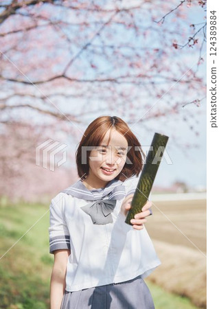 藍天與櫻花下，女高中生與畢業生 124389884