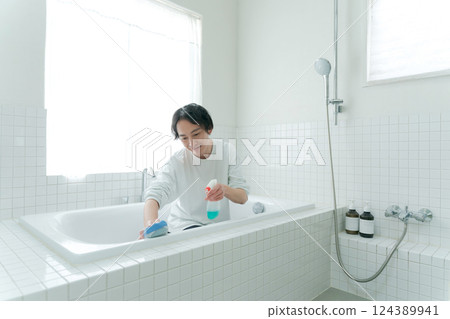 Men cleaning the bath 124389941