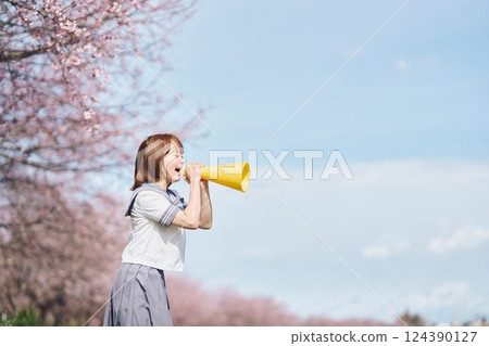 櫻花下拿著擴音器歡呼的高中女生 124390127