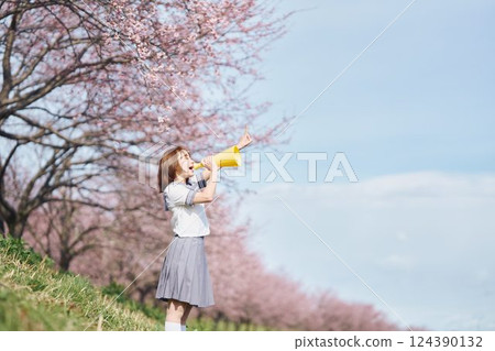 櫻花下拿著擴音器歡呼的高中女生 124390132