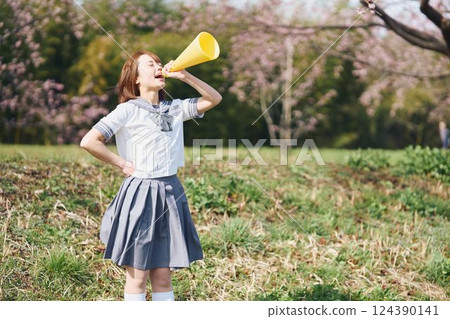 櫻花下拿著擴音器歡呼的高中女生 124390141