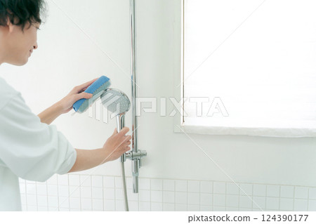 男人洗澡 124390177