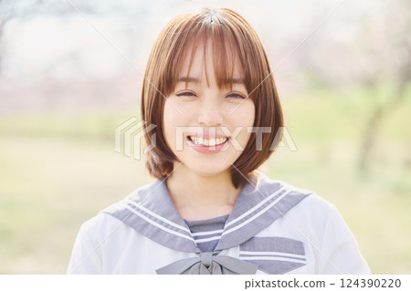 學校女孩帶著微笑 學校女孩帶著微笑 124390220