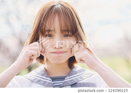 一個表情滑稽的女高中生 124390225