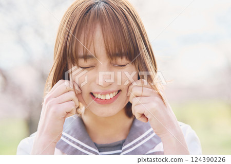 一個表情滑稽的女高中生 124390226