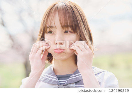 一個表情滑稽的女高中生 124390229