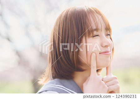 一個表情滑稽的女高中生 124390231