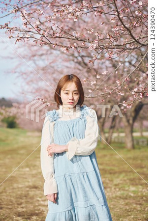 櫻花和一個年輕女子 櫻花和一個年輕女子 124390470