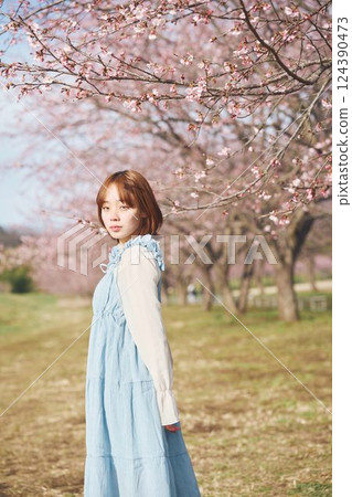 櫻花和一個年輕女子 124390473