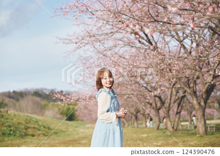 櫻花和一個年輕女子 櫻花和一個年輕女子 124390476