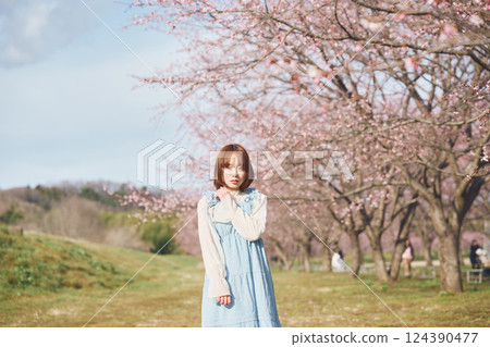 櫻花和一個年輕女子 124390477