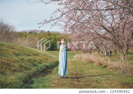 櫻花和一個年輕女子 櫻花和一個年輕女子 124390482