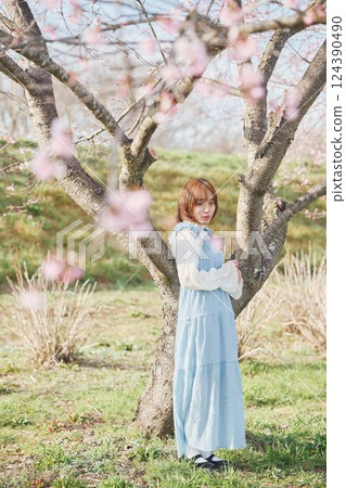 櫻花和一個年輕女子 124390490