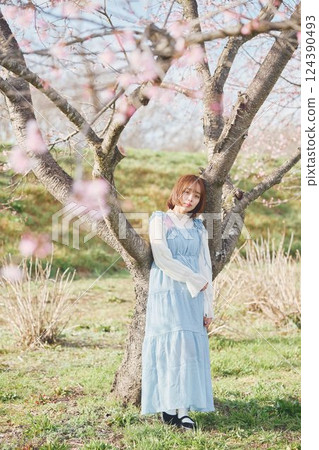 櫻花和一個年輕女子 124390493