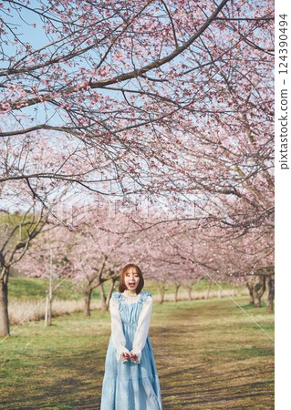 櫻花和一個年輕女子 124390494