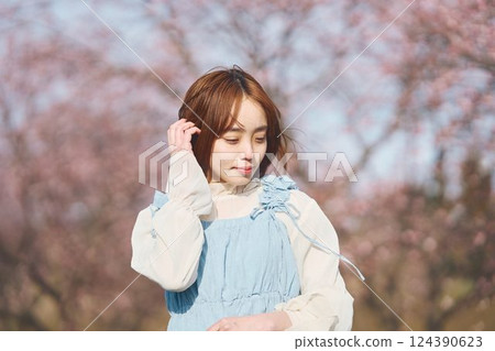 Cherry blossoms and a young woman 124390623