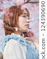 櫻花和一個年輕女子 124390690