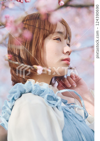 櫻花和一個年輕女子 124390690