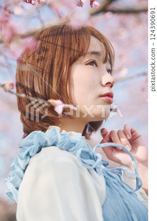 櫻花和一個年輕女子 124390691