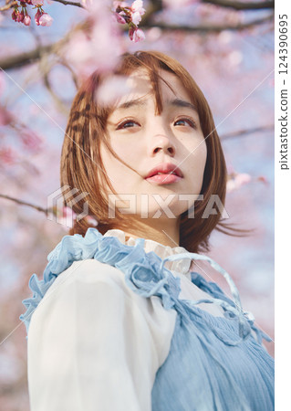 櫻花和一個年輕女子 124390695