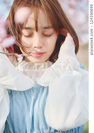 櫻花和一個年輕女子 櫻花和一個年輕女子 124390699