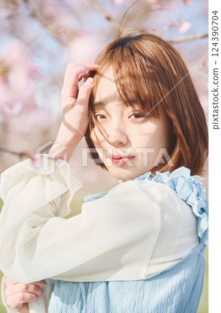櫻花和一個年輕女子 124390704
