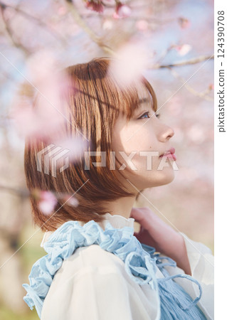 櫻花和一個年輕女子 124390708