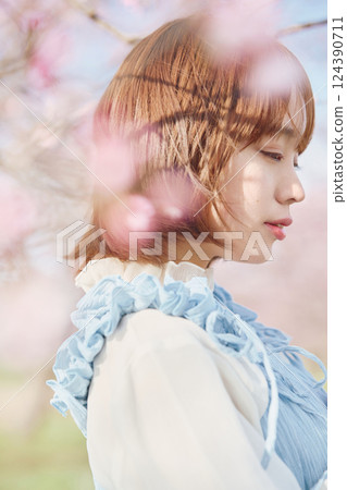 櫻花和一個年輕女子 櫻花和一個年輕女子 124390711